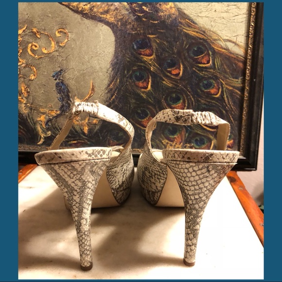 SZ 9-CARLOS BY CARLOS SANTANA SILVER LEATHER PUMPS - Picture 4 of 8